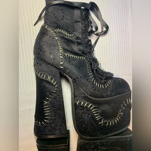 Trickz N' Treatz Lover's Duet Platform Boots. Blk EUC. SZ 7. Blk Lace/Sequins.